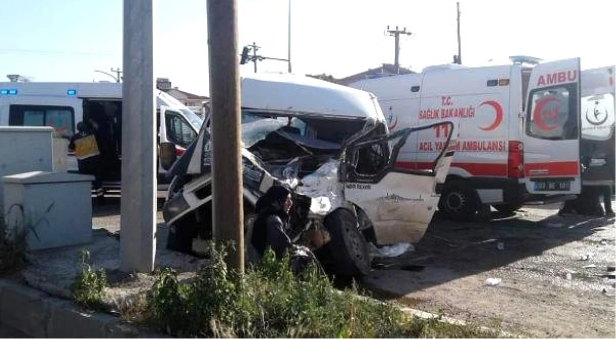 Tarım işçilerini taşıyan minibüs TIR ile çarpıştı: 14 yaralı