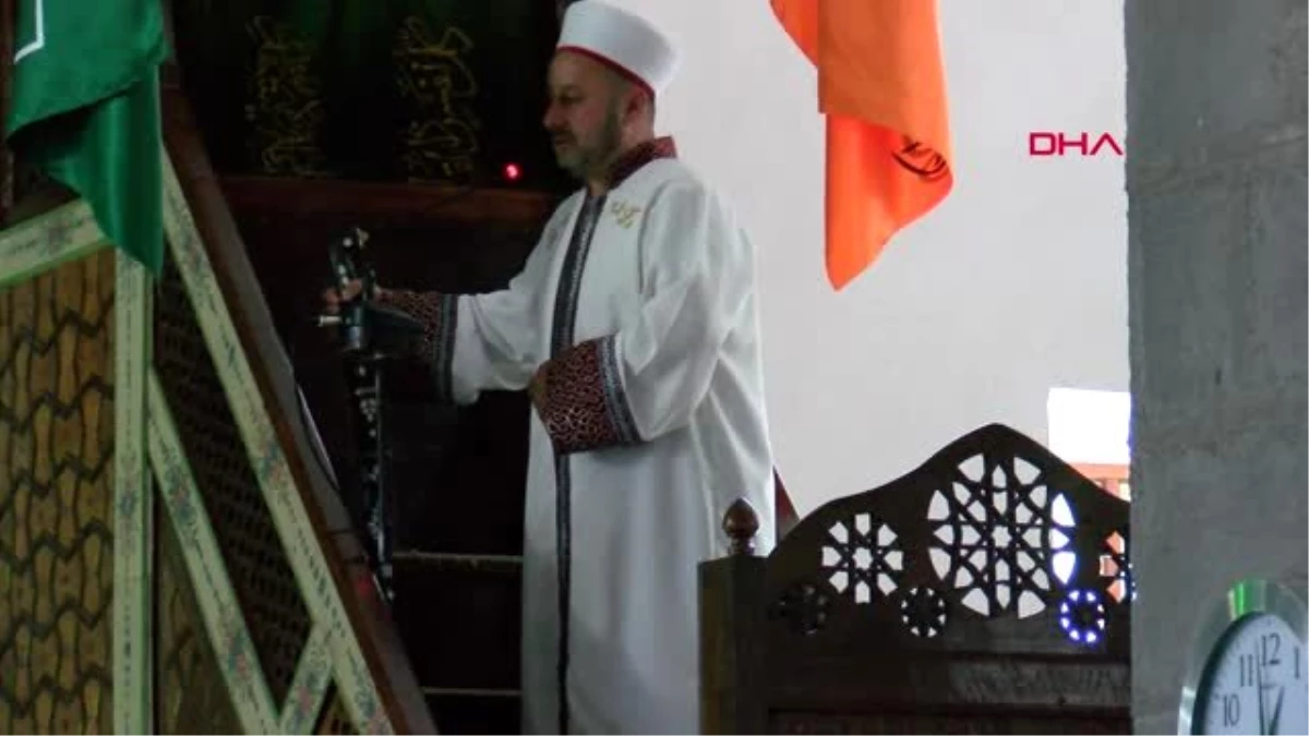 TOKAT Niksar\'daki tarihi camide \'kılıçlı hutbe\' geleneği yaşatılıyor