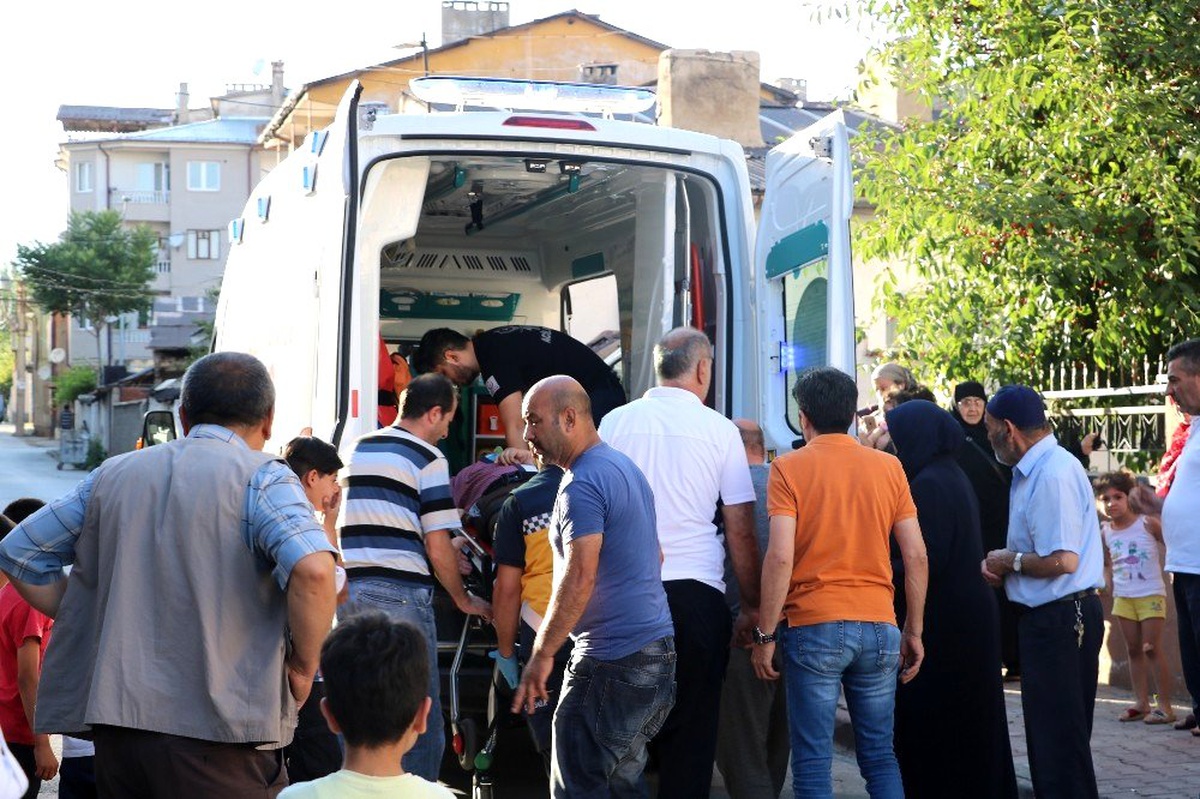Vişne toplamak için çıktığı ağaçtan düşen şahıs yaralandı
