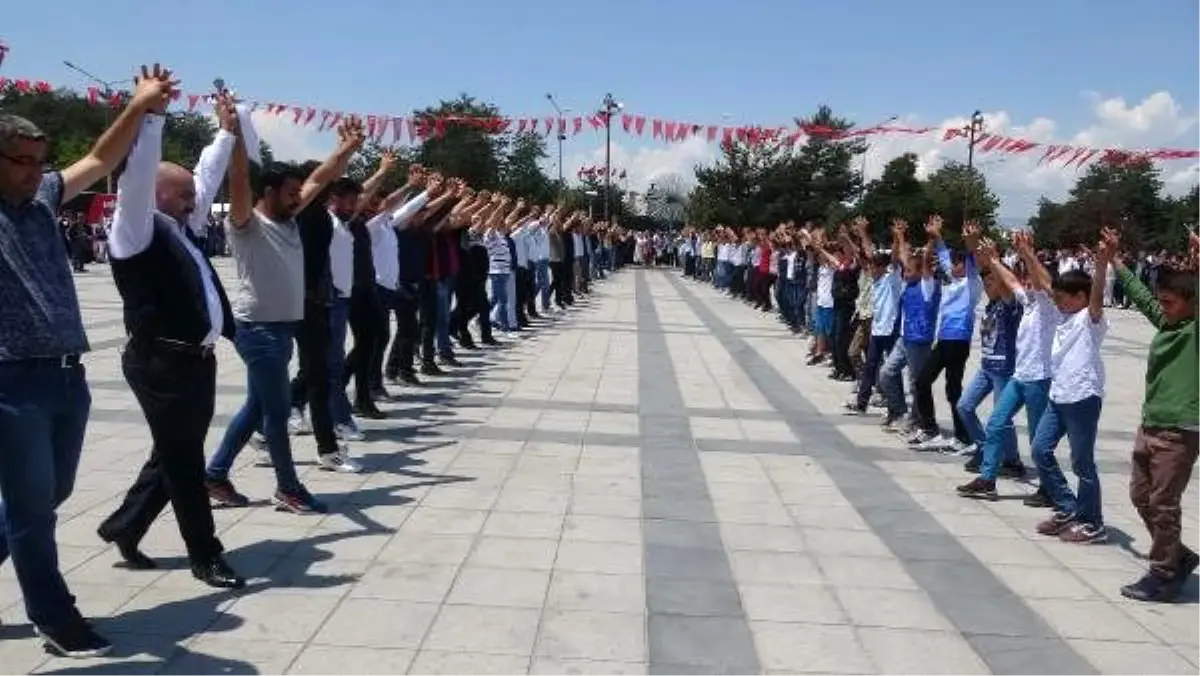 200 kişi bar oynadı, 919 kilogramlık cağ kebabı pişirildi