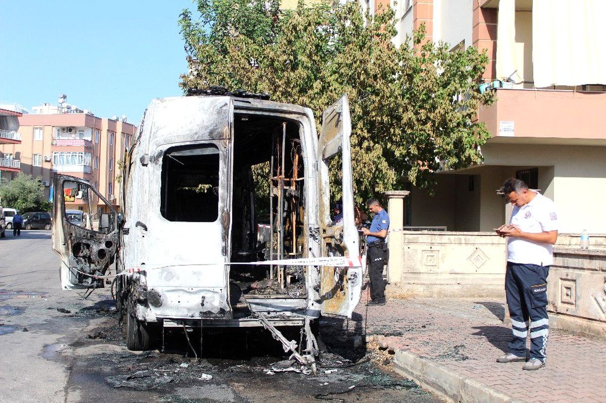 Ambulans alev aldı, sağlık personeli hastayı alevler içinden kurtardı
