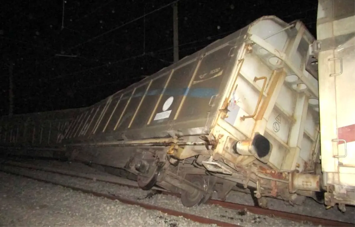 Askeri mühimmat taşıyan tren raydan çıktı