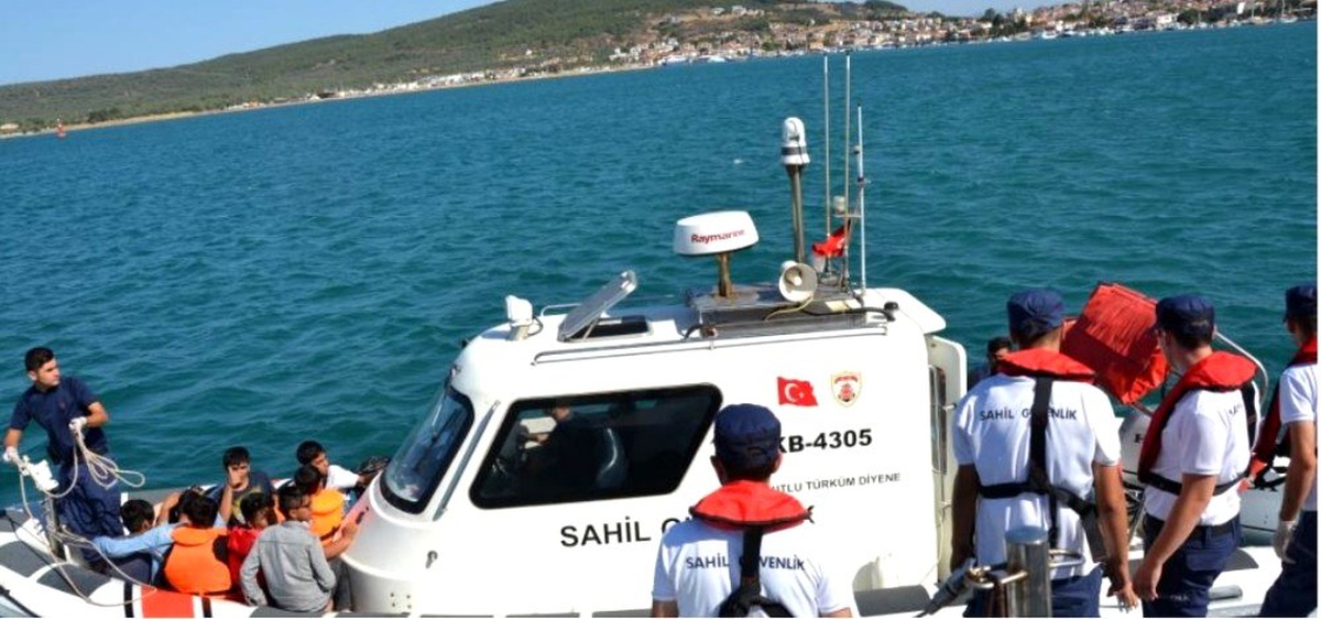 Ayvalık\'ta 45 Afganistan uyruklu göçmen Sahil Güvenlik\'ten kaçamadı