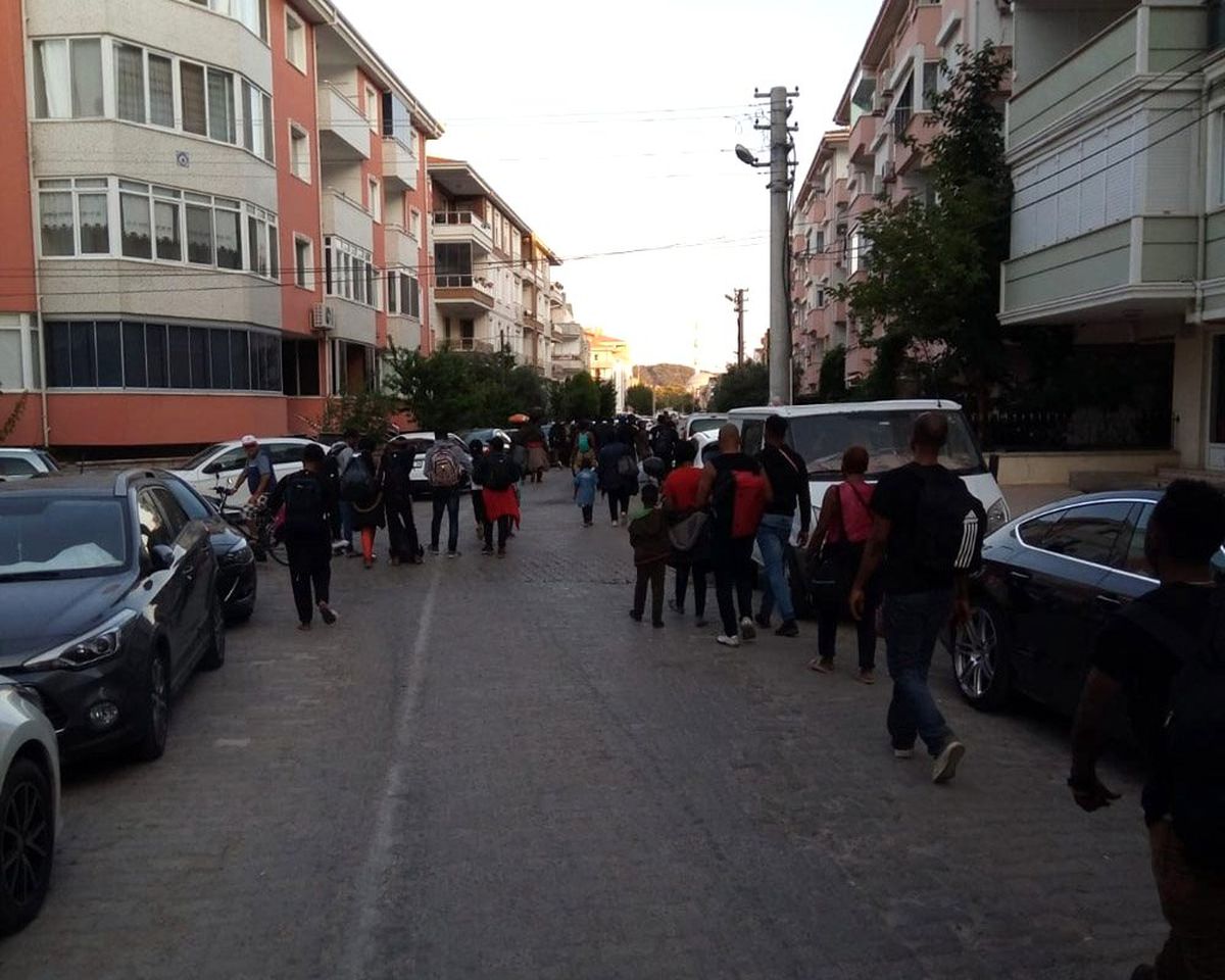 Ayvalık\'ta 50 Afrikalı mülteci yakalandı