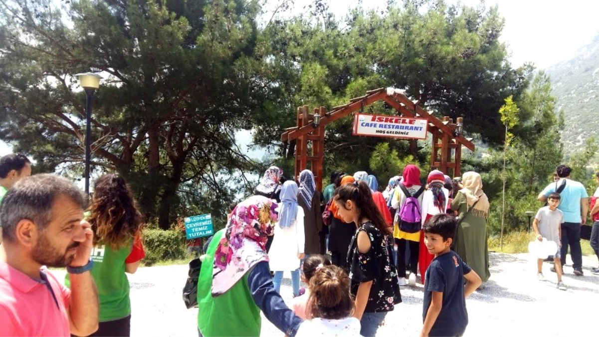 Çocuklar Kozan\'ın tarihi turistik mekanları gezdi