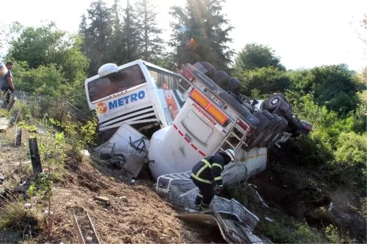 Düzce TEM yolunda TIR, 4 araca çarptı: 1 ölü, 6 yaralı (2)- Yeniden