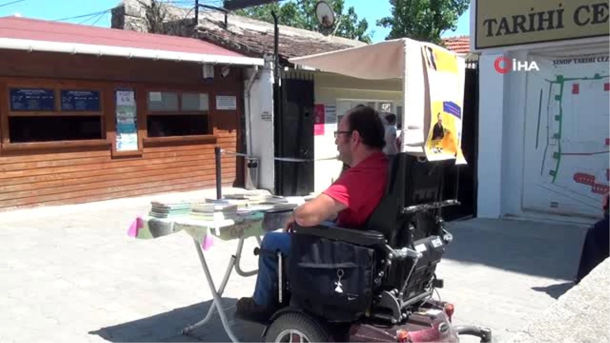 Engelli şahıs, Tarihi Cezaevi önünde kitap satarak geçimini sağlıyor