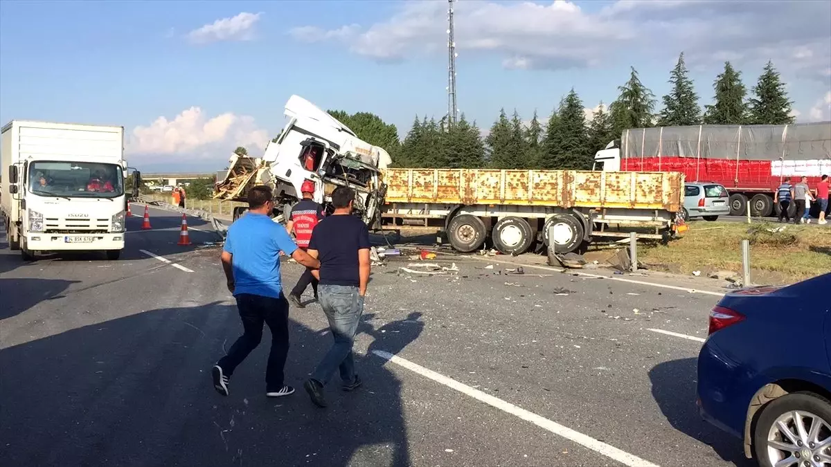 GÜNCELLEME - Otoyolda zincirleme trafik kazası: 1 ölü, 5 yaralı