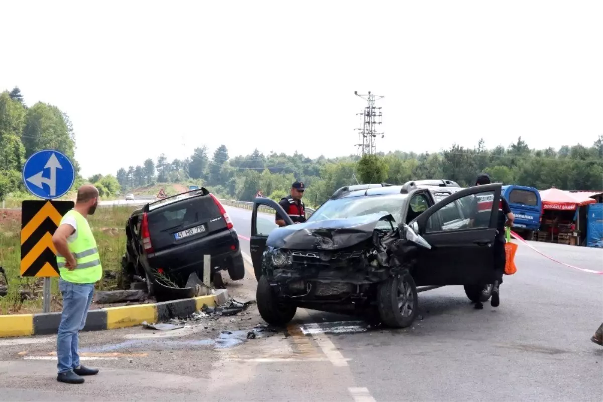 İki otomobil kavşakta çarpıştı: 5 yaralı