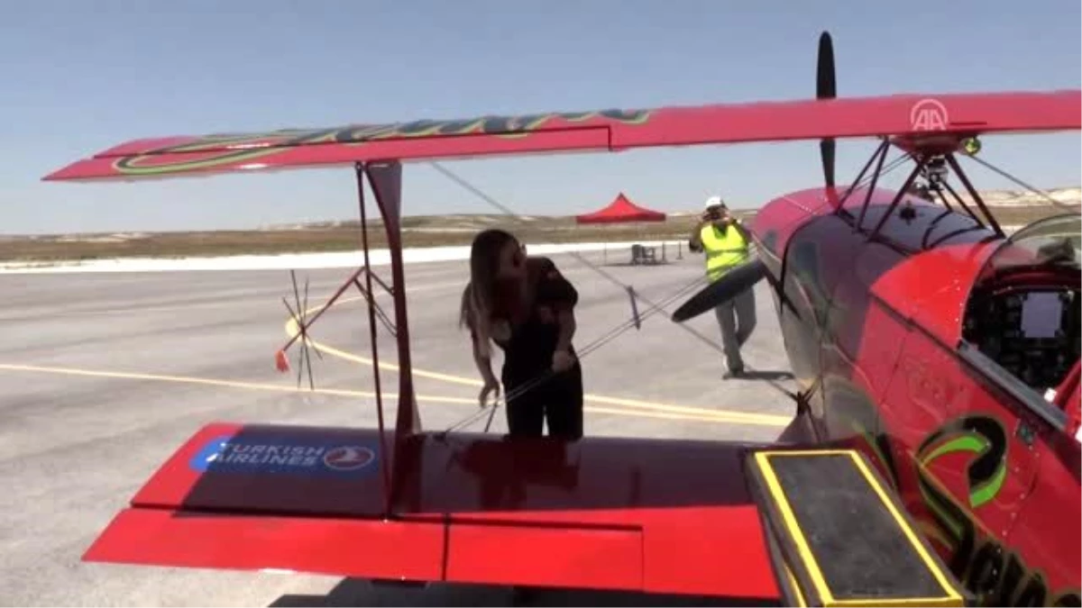 Kadın akrobasi pilotundan hava şehitleri anısına gösteri