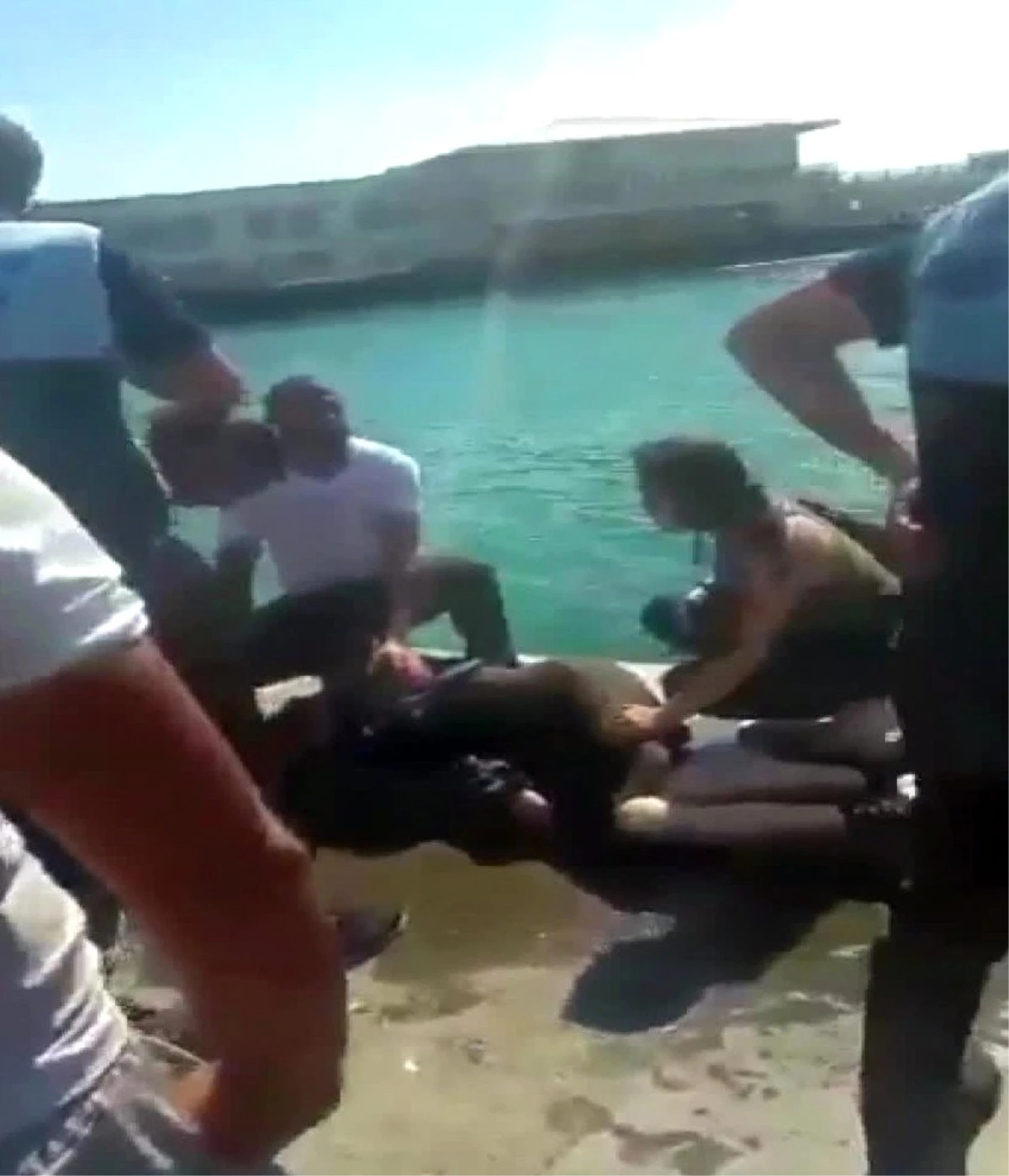 Kahraman zabıta sıcaktan bayılıp denize düşen kadını kurtardı