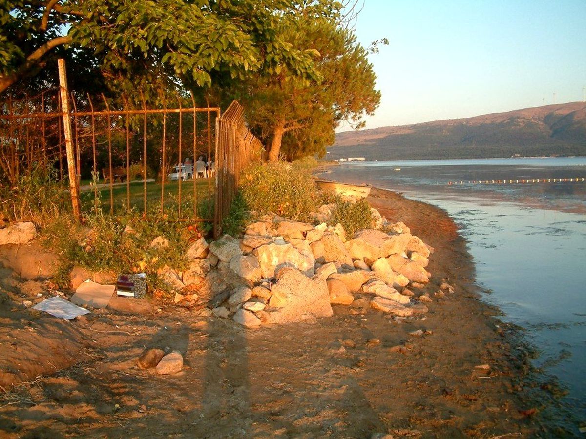 Kamp yönetimi vatandaşlara kumsaldan geçişini engelledi