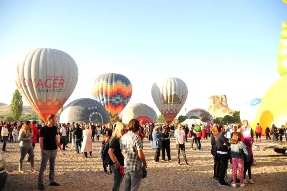 Kapadokya\'da festival balonları gökyüzünü süsledi