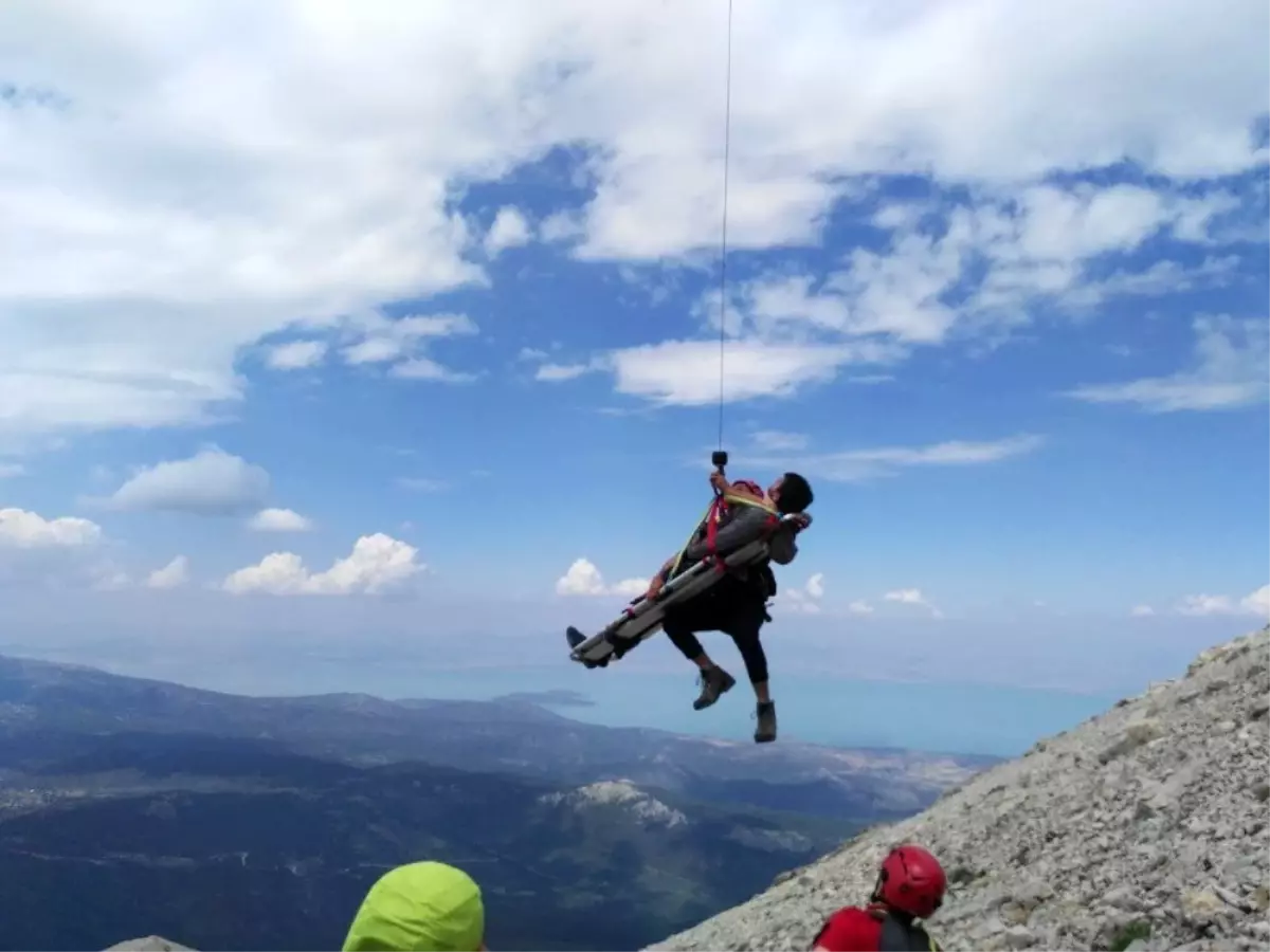 Kayalıklardan düşen öğrenci helikopterle kurtarıldı