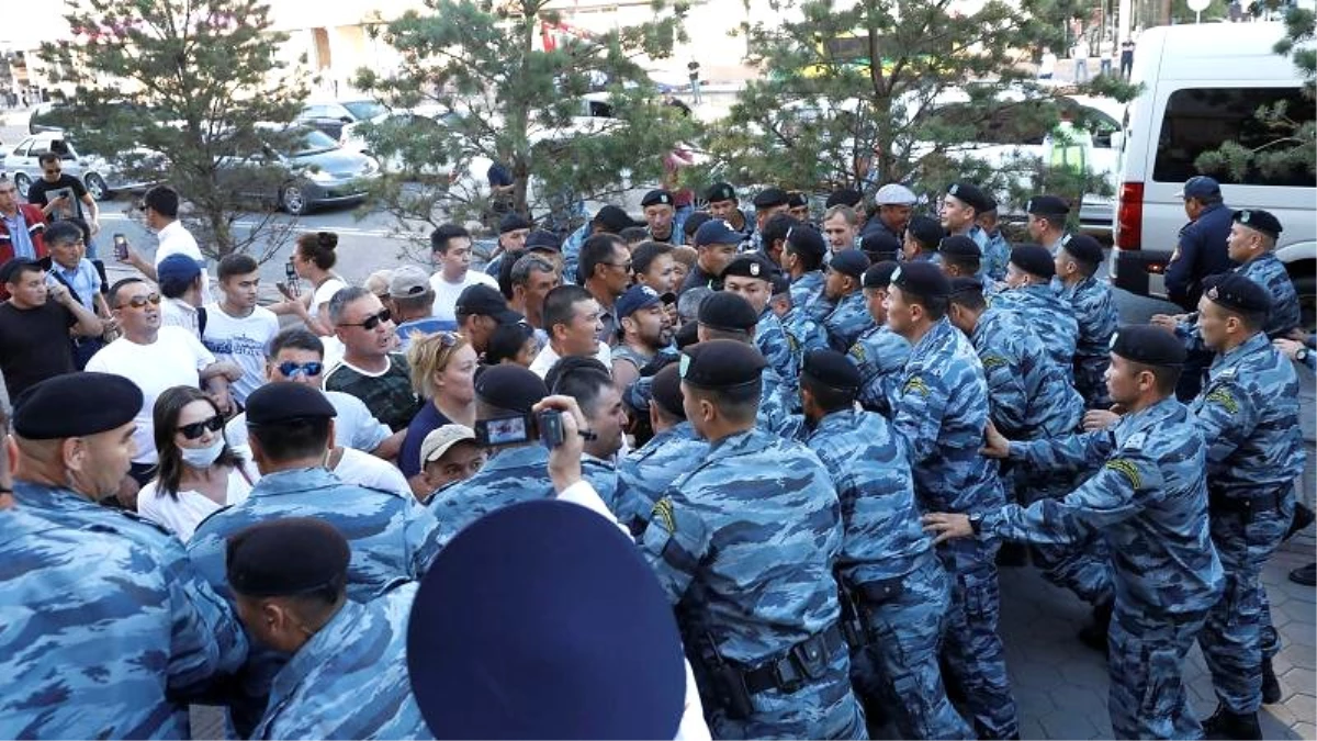 Kazakistan\'da devlet başkanı Nazarbayev protestosu: Çok sayıda gözaltı