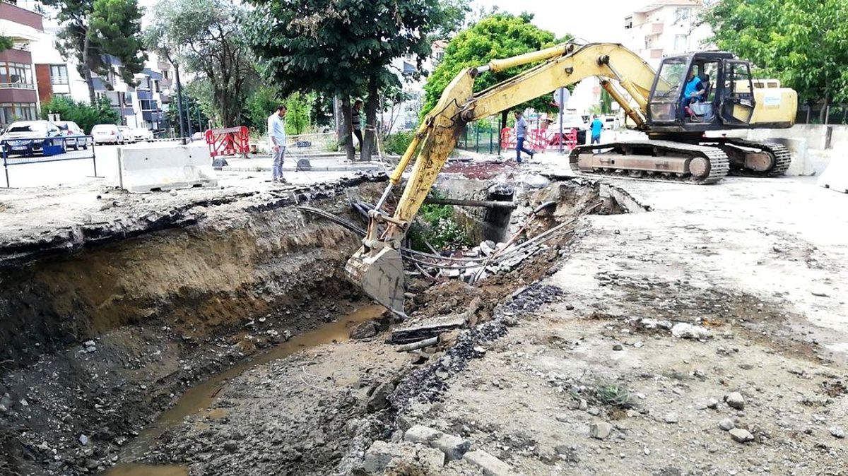 Kocaeli\'de aniden çöken yol onarılıyor