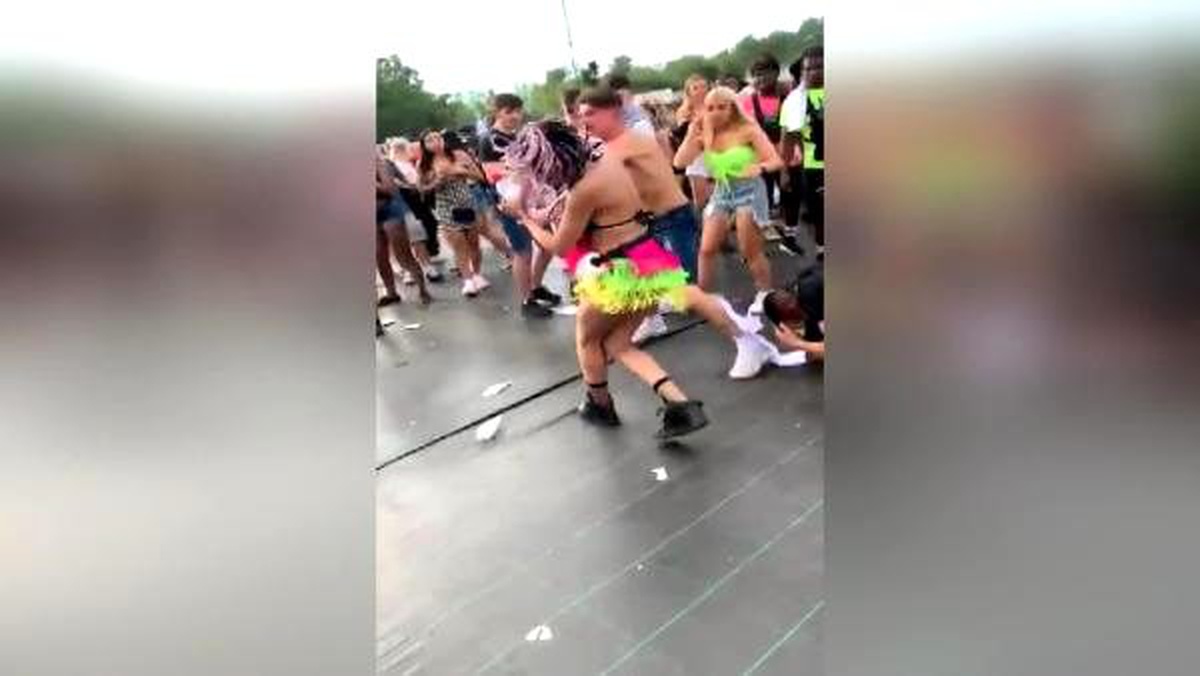 Londra\'daki müzik festivalinde yumruklar havada uçuştu