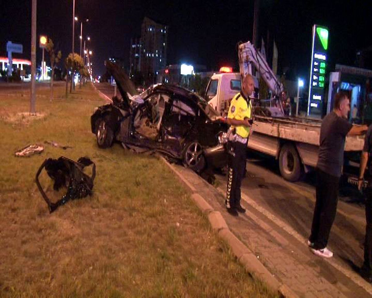 Lüks otomobiller çarpıştı: 2 ölü, 3 yaralı