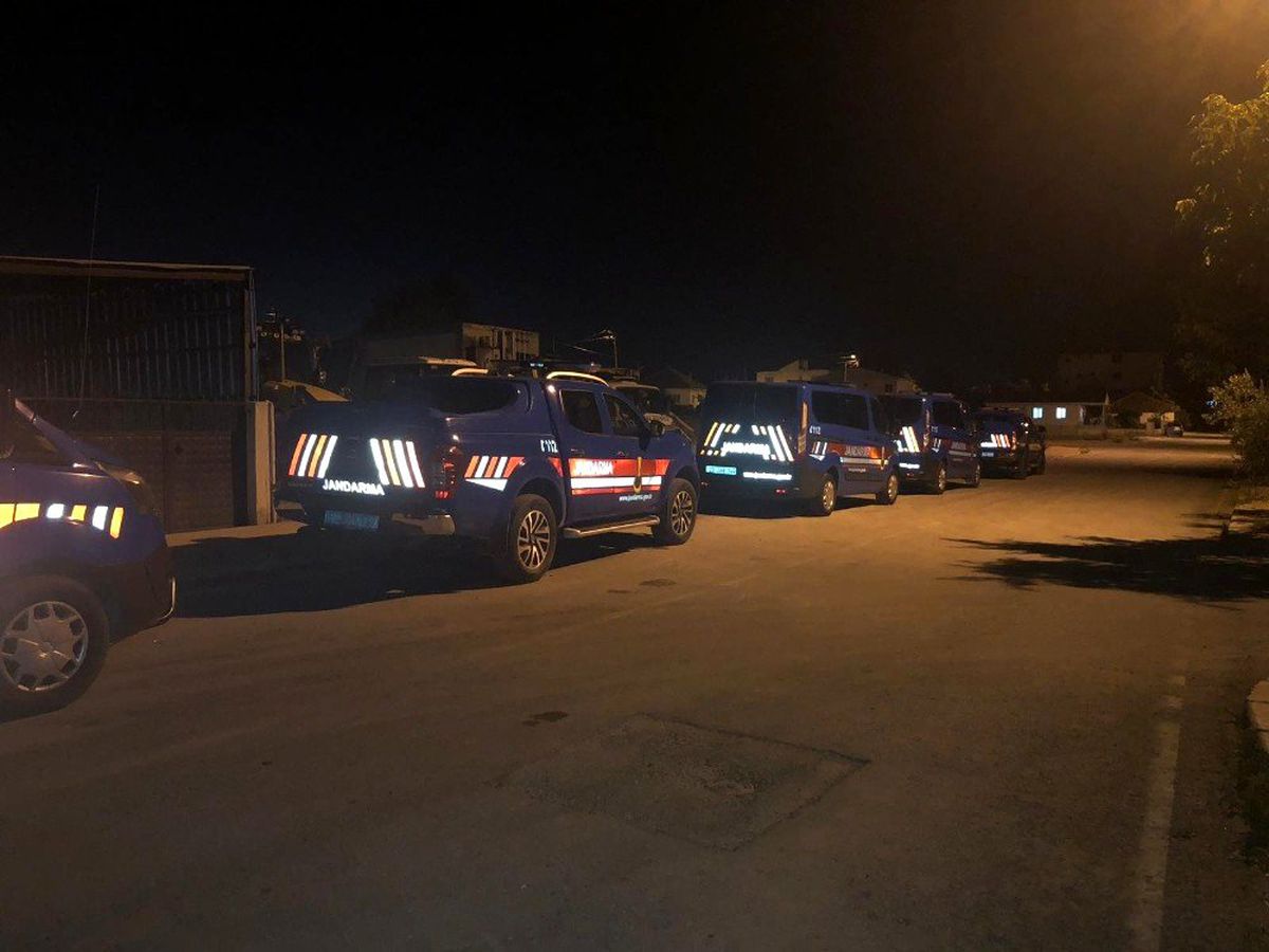 Mahalleli tacizcinin evini basıp eşyalarını sokakta ateşe verdi