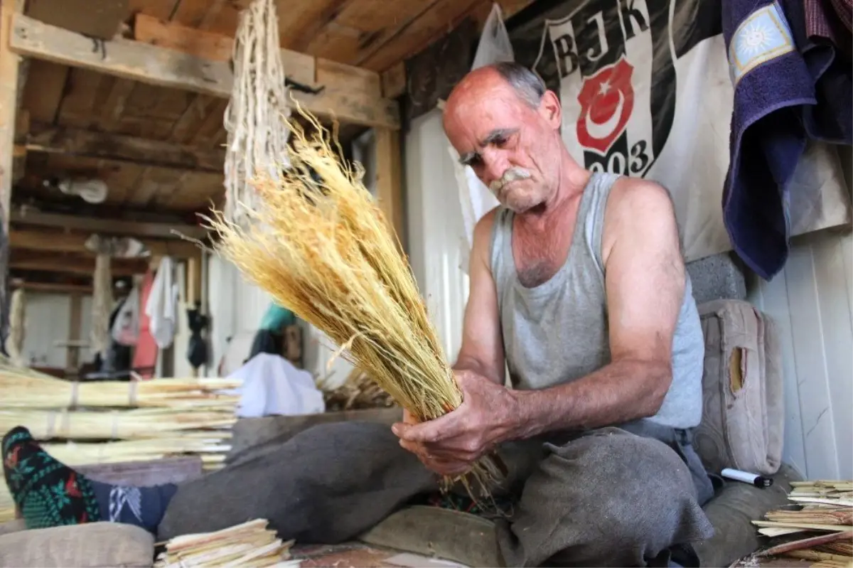 (Özel) 52 yıldır süpürge yapıyor