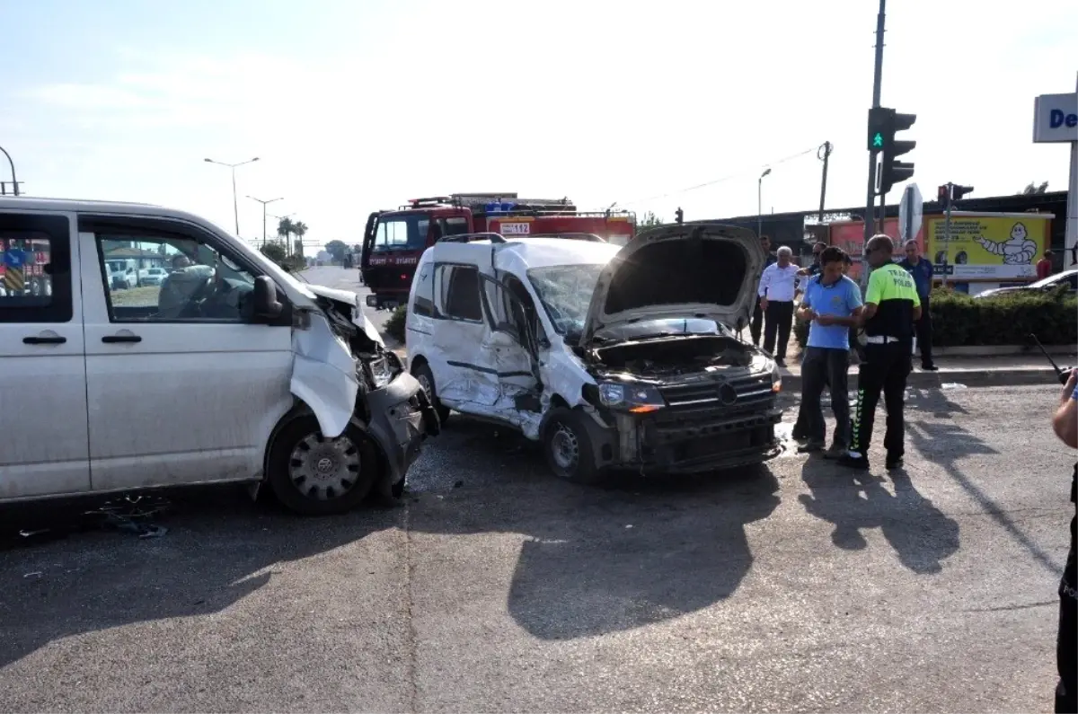 Tarsus\'ta trafik kazasında: 2 yaralı