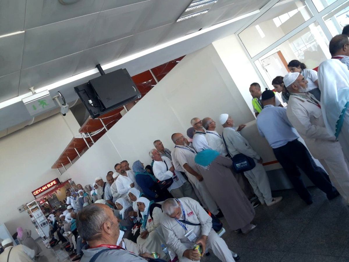 160 hacı adayı havaalanında mahsur kaldı