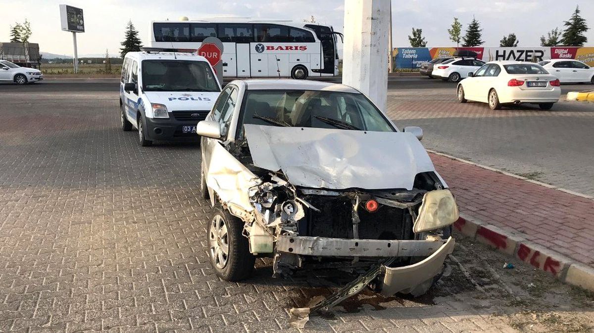 Afyonkarahisar\'da 5 araçlı zincirleme trafik kazası: 4 yaralı