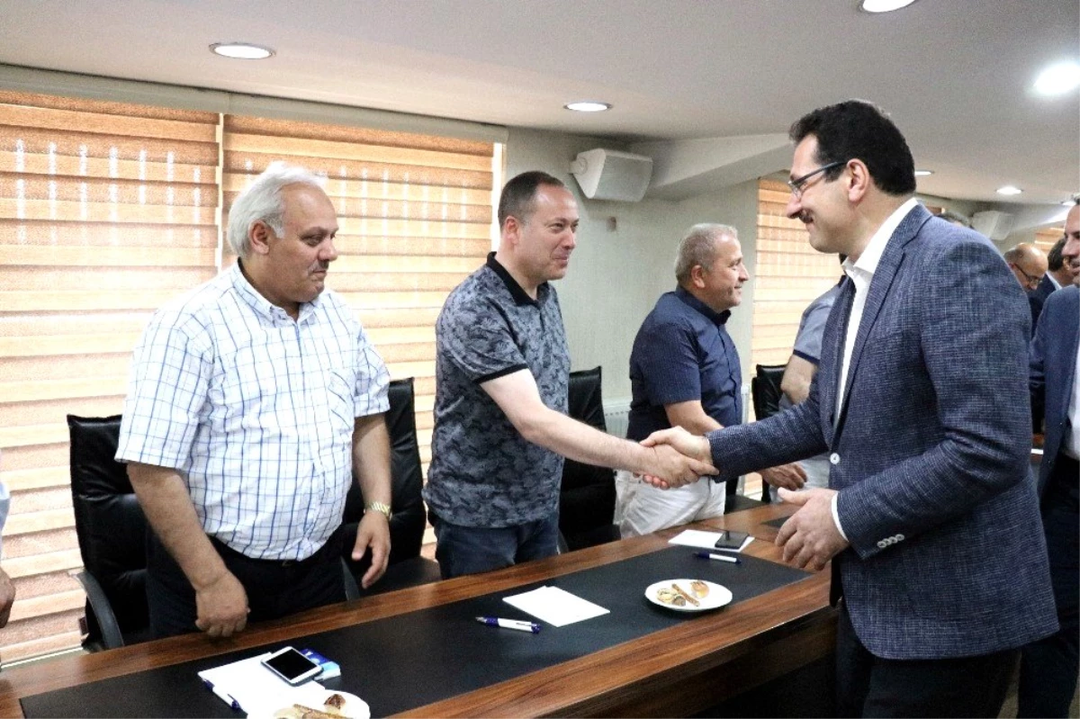 AK Parti Genel Başkan Yardımcısı Yavuz Sakarya\'da belediye başkanlarıyla buluştu