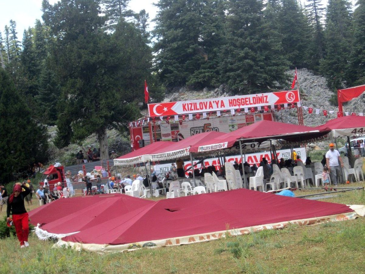 Alanya\'daki şenliği hortum vurdu: 6 yaralı