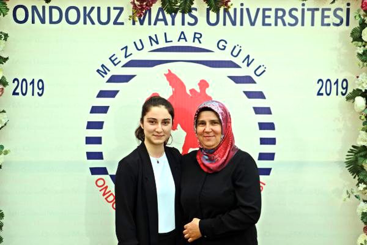 Anne ve kızı üniversiteden birlikte mezun oldu