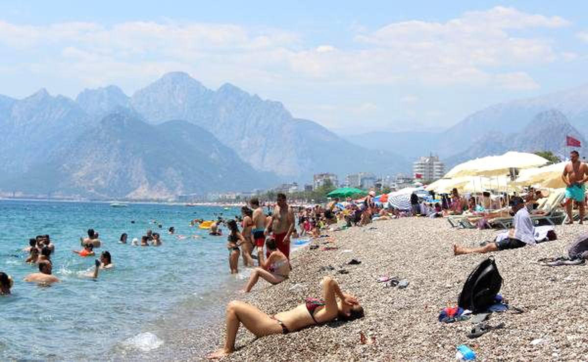 Antalya\'da sahiller doldu