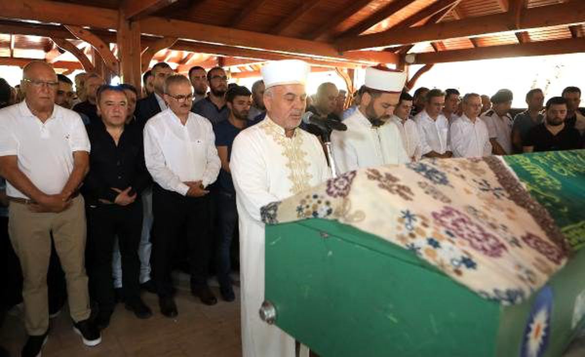 Başkan Böcek\'in ablası toprağa verildi
