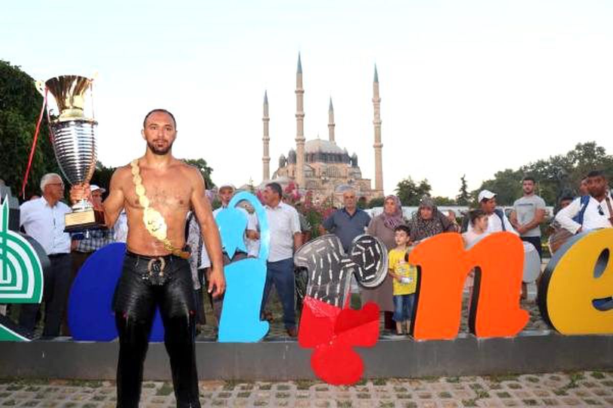 Başpehlivan Gürbüz, hamam geleneğini bozmadı