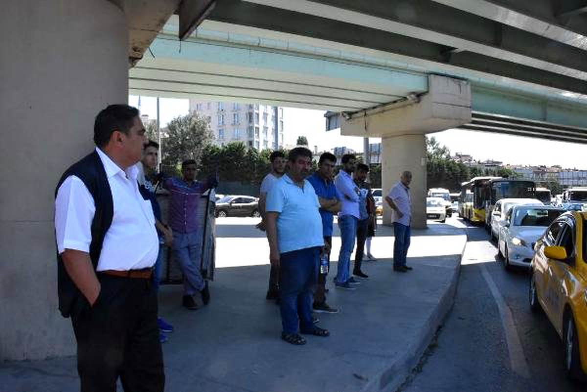 Bayrampaşa\'da yolun karşısına geçmeye çalışan yayalara otomobil çarptı: 1 ölü 1 yaralı