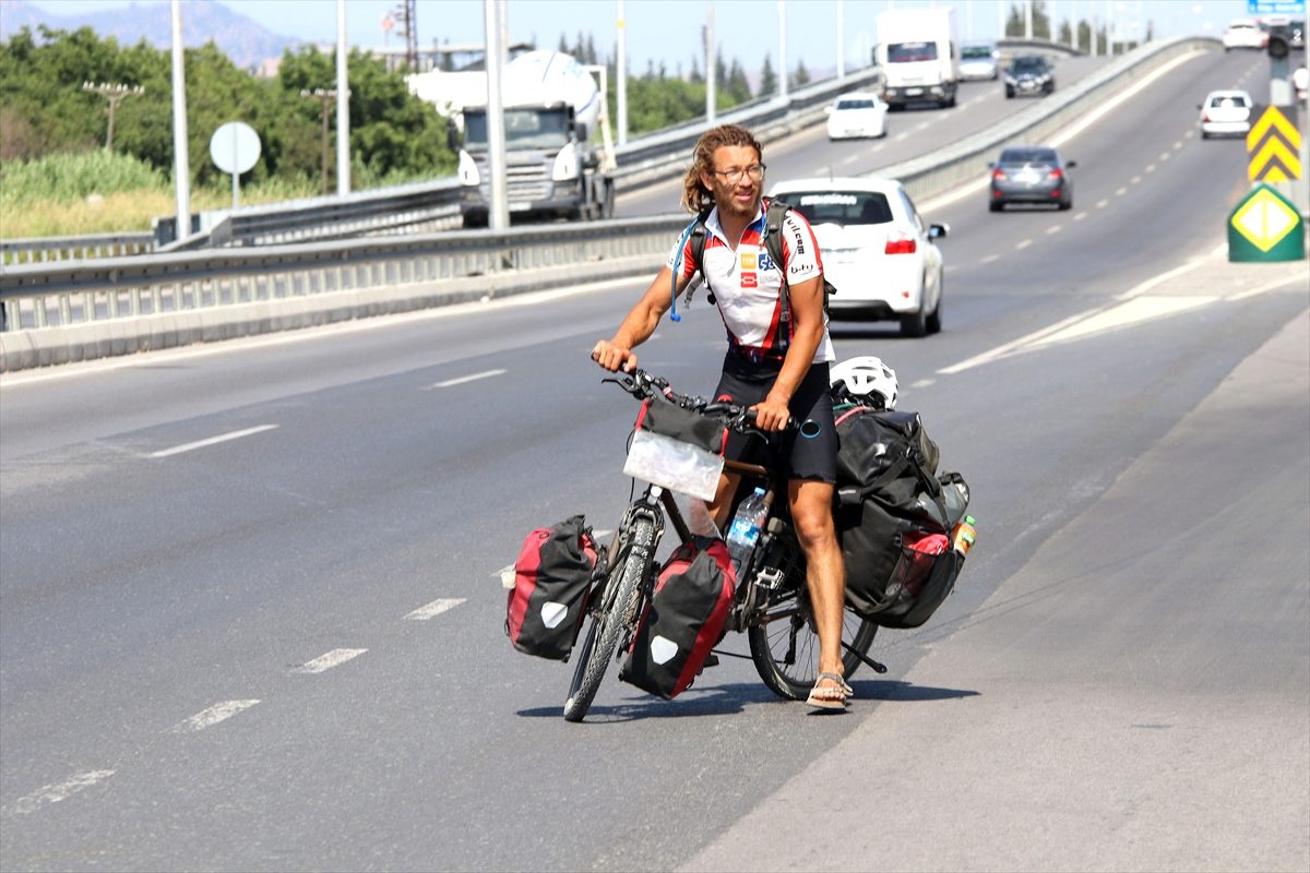 Bisikletiyle dünya turuna çıkan Alman Türklere hayran kaldı