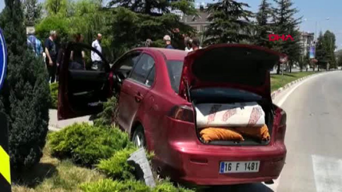 Bursa -İnegöl\'de otomobiller çarpıştı; 13 yaşındaki Saliha yaralandı