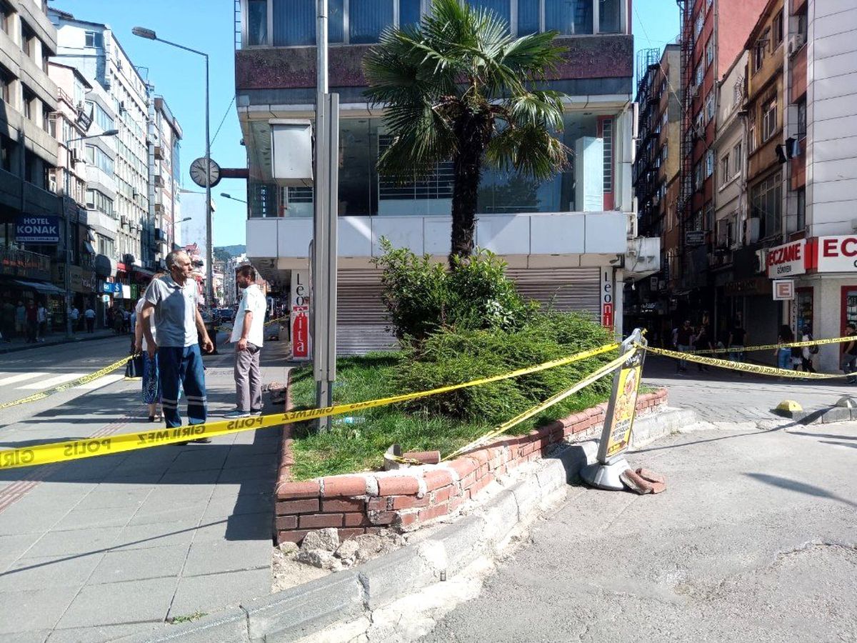 Çatıdan düşen parçalar korku dolu anlar yaşattı