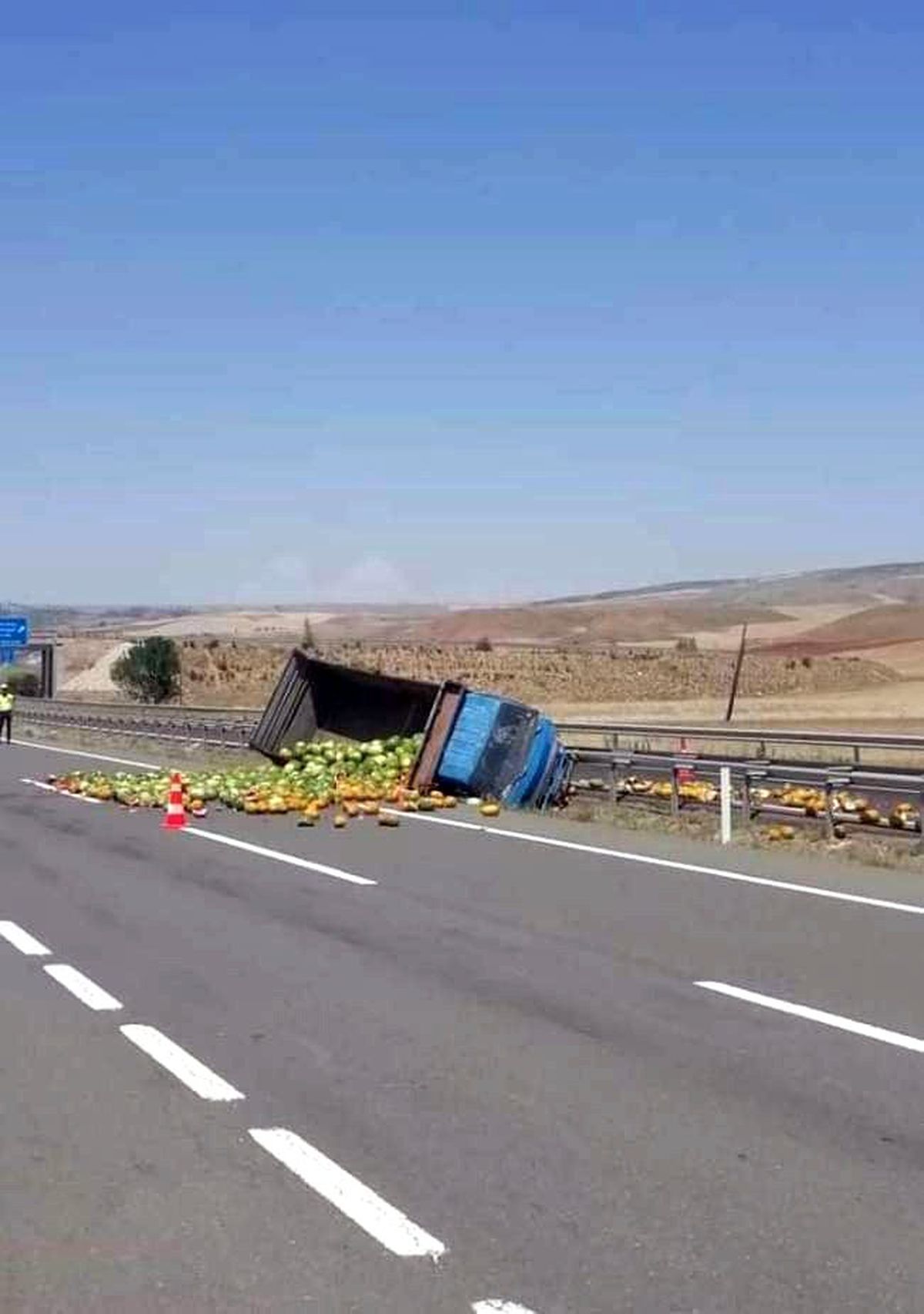 Çorum\'da kamyon şarampole devrildi: 1 yaralı