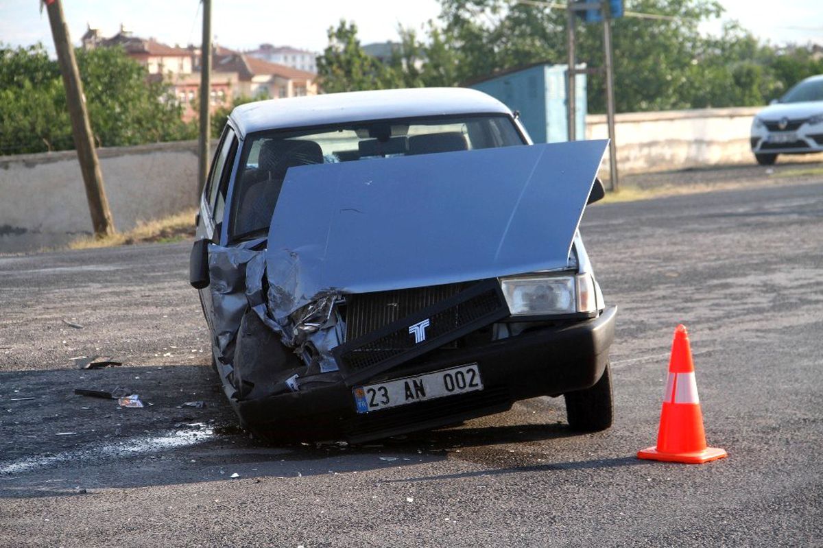 Elazığ\'da trafik kazası: 3 yaralı