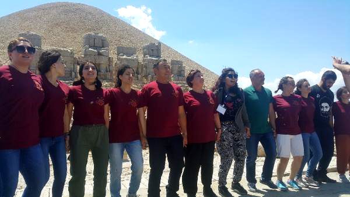 Ermenistan Dostluk Platformu üyelerinden Nemrut Dağı\'nda barış çağrısı