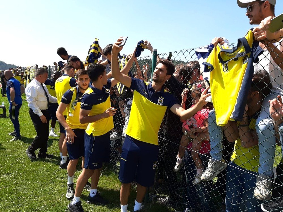 Fenerbahçeli futbolcular taraftarla bir araya geldi