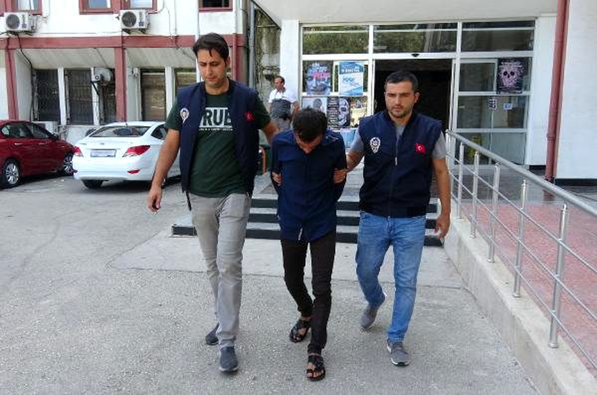 Göç İdaresi Müdürlüğü\'nde sıra bekleyenleri soydu