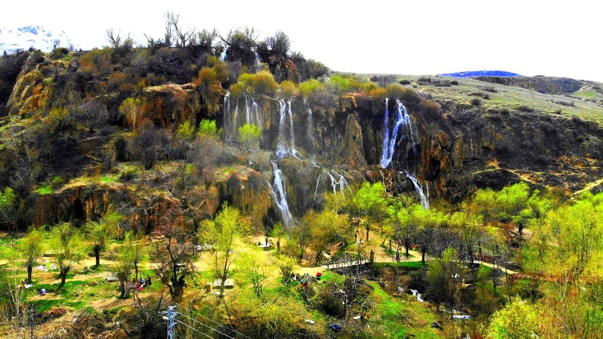 Gurbetçiler Girlevik Şelalesi\'ne akın etti