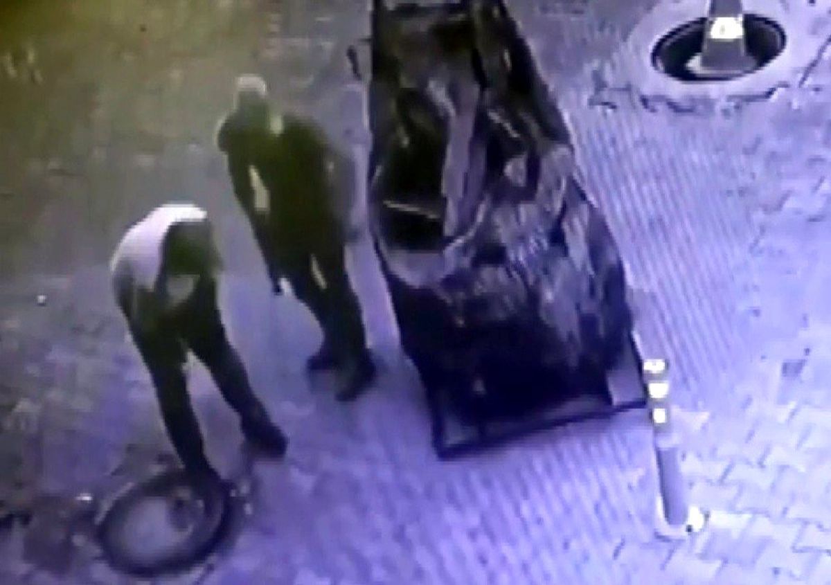 Hatay\'da rögar kapağı hırsızları kamerada