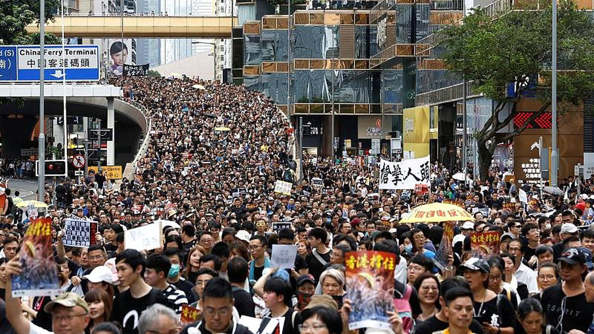 Hong Kong\'da binlerce protestocu Çin anakarası ile tren bağlantısını sağlayan istasyonda toplandı