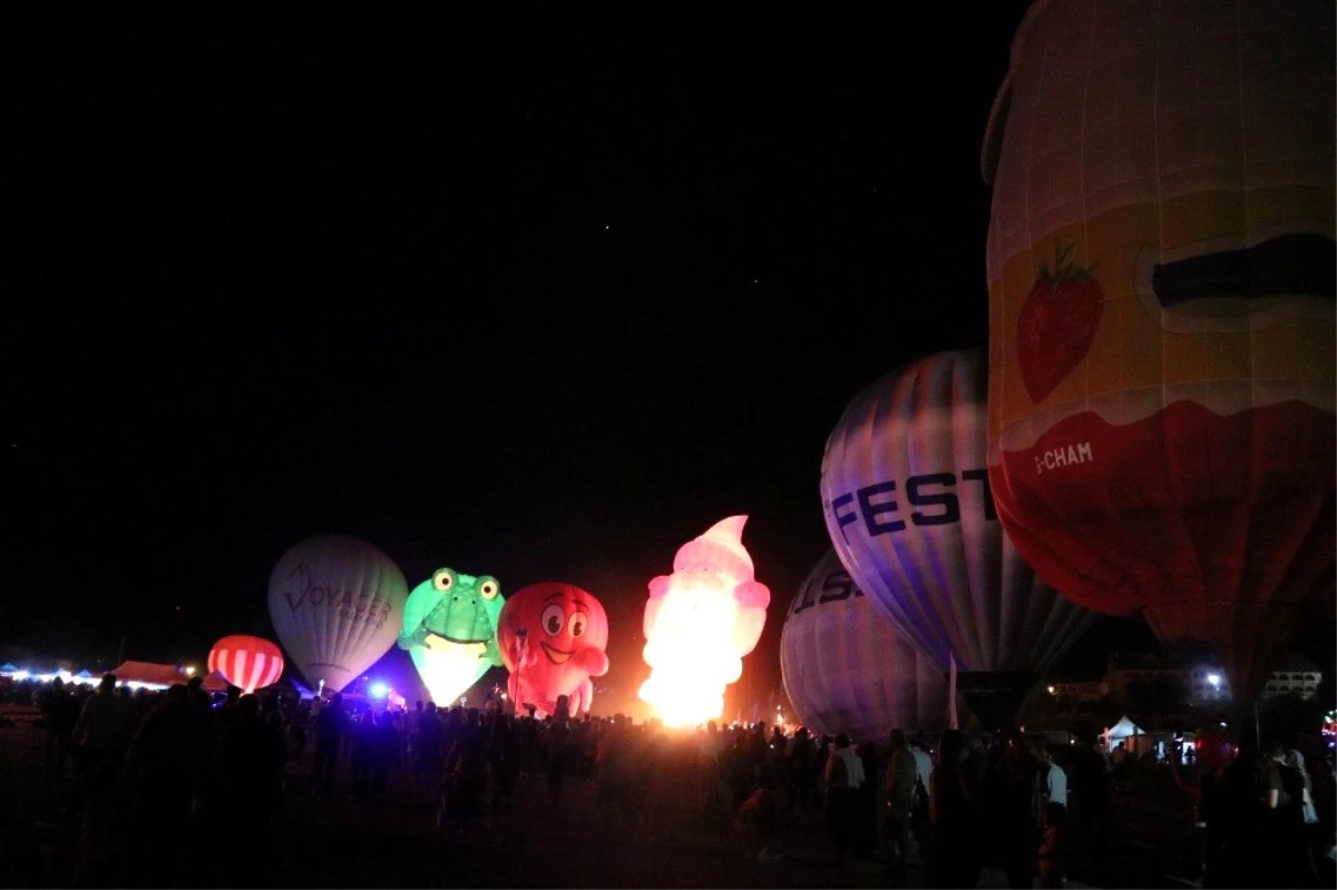 Kapadokya\'da sıcak hava balonlarından muhteşem gösteri