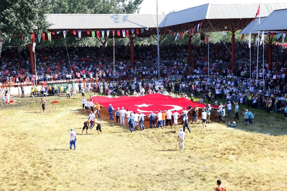 Kırkpınar\'da dev Türk bayrağı açıldı