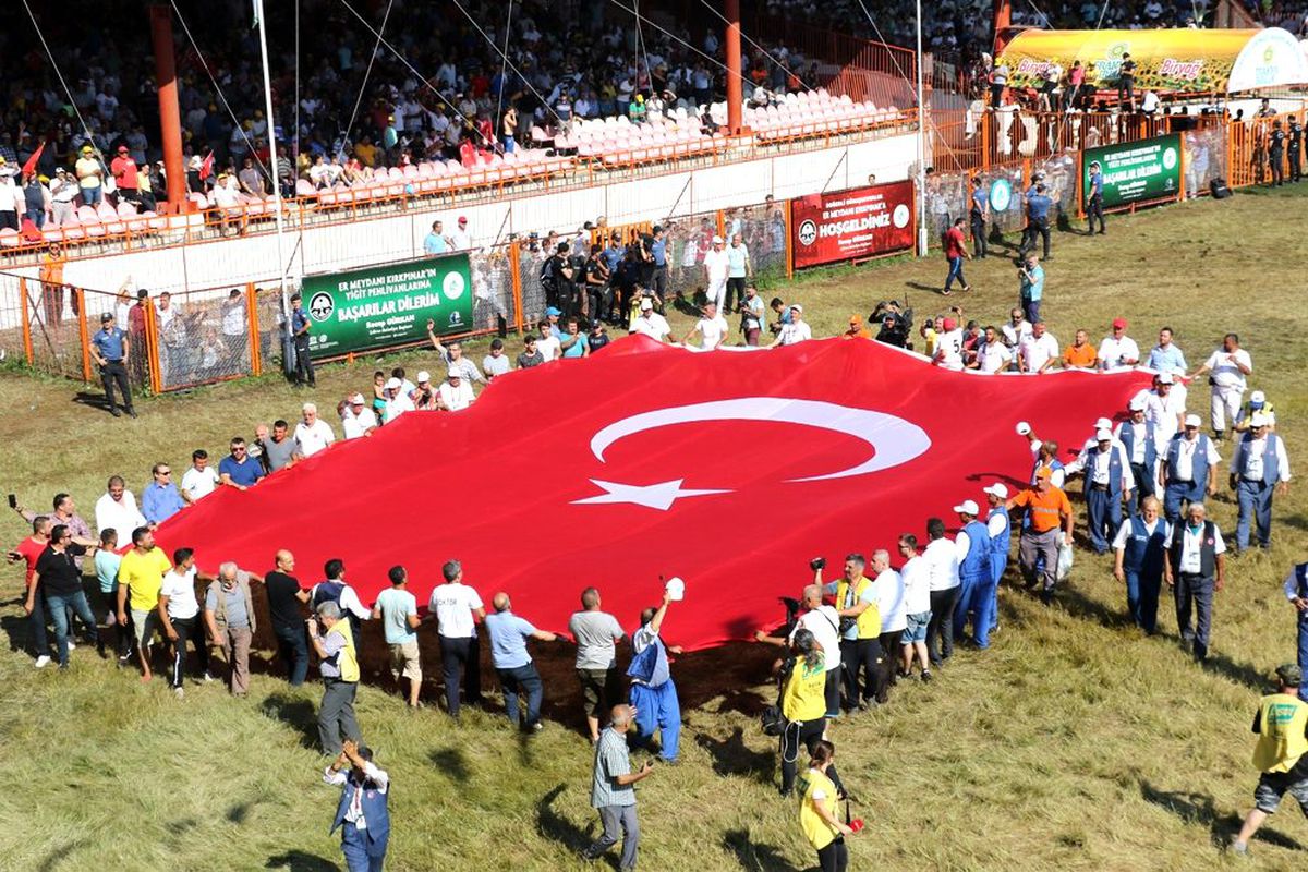 Kırkpınar\'da dev Türk bayrağı açıldı