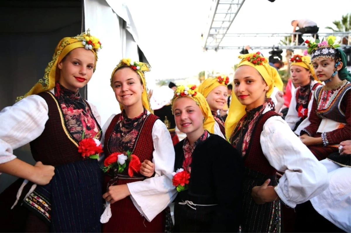 Kuşadası\'nda Makedonya ve Rumeli Göçmenleri Folklor Festivali coşkusu
