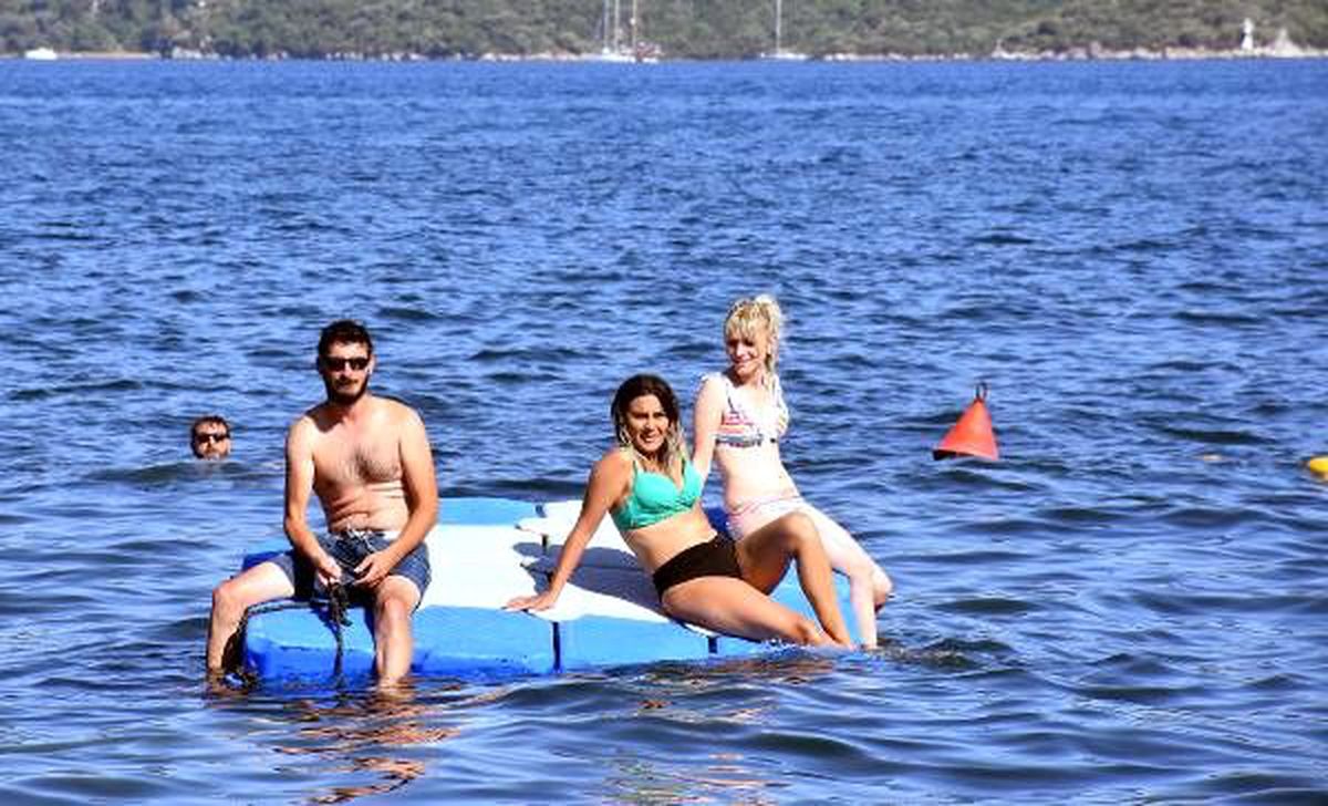 Marmaris\'te sıcaktan bunalanlar plajları ve havuzları doldurdu